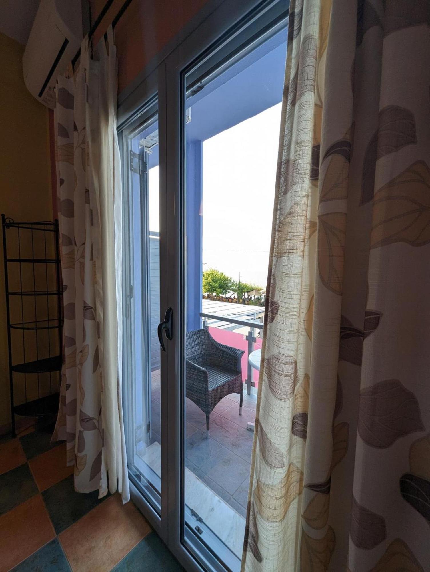 Okeania Seafront Rooms In Kamena Vourla Exteriör bild