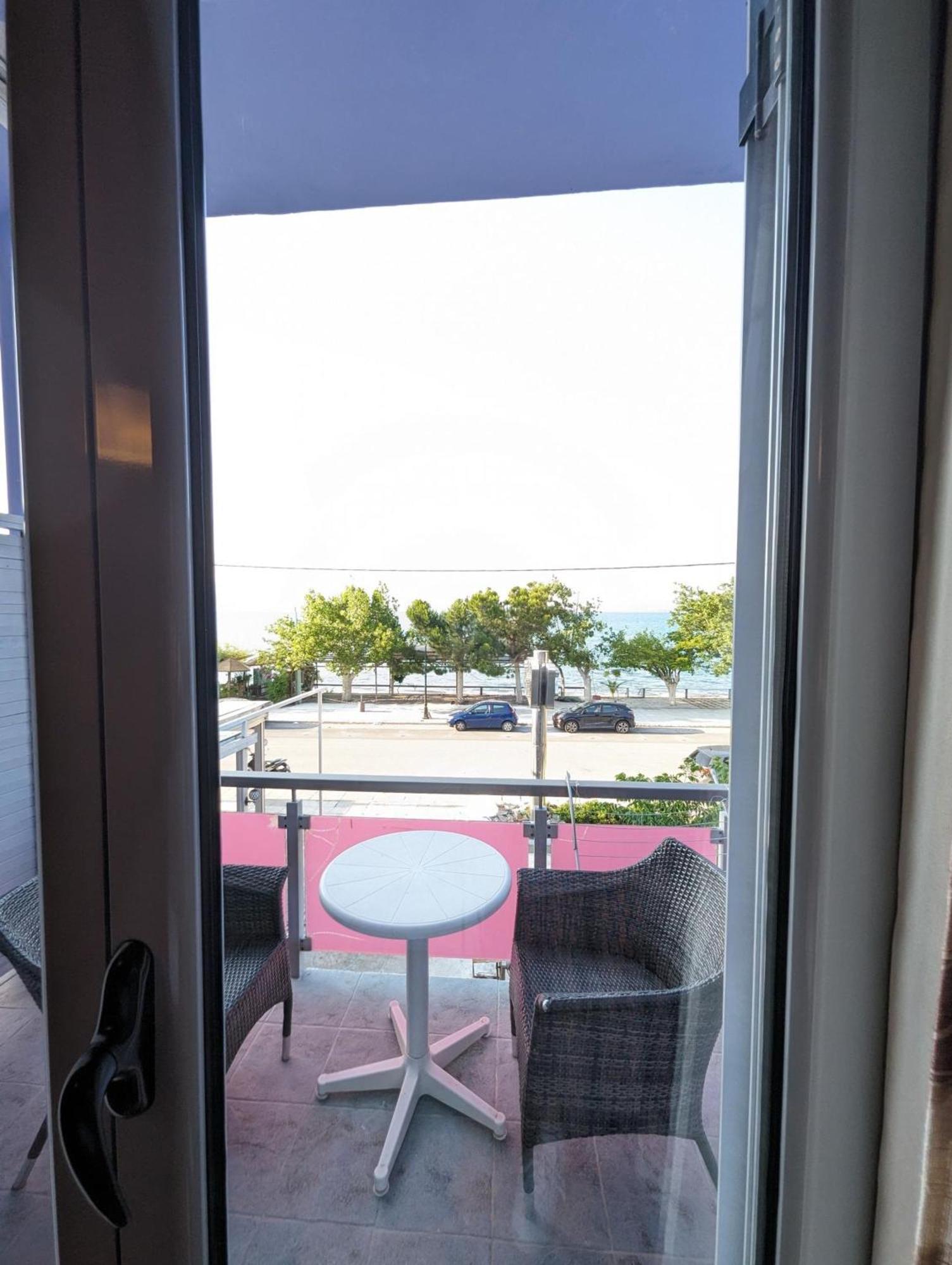 Okeania Seafront Rooms In Kamena Vourla Exteriör bild