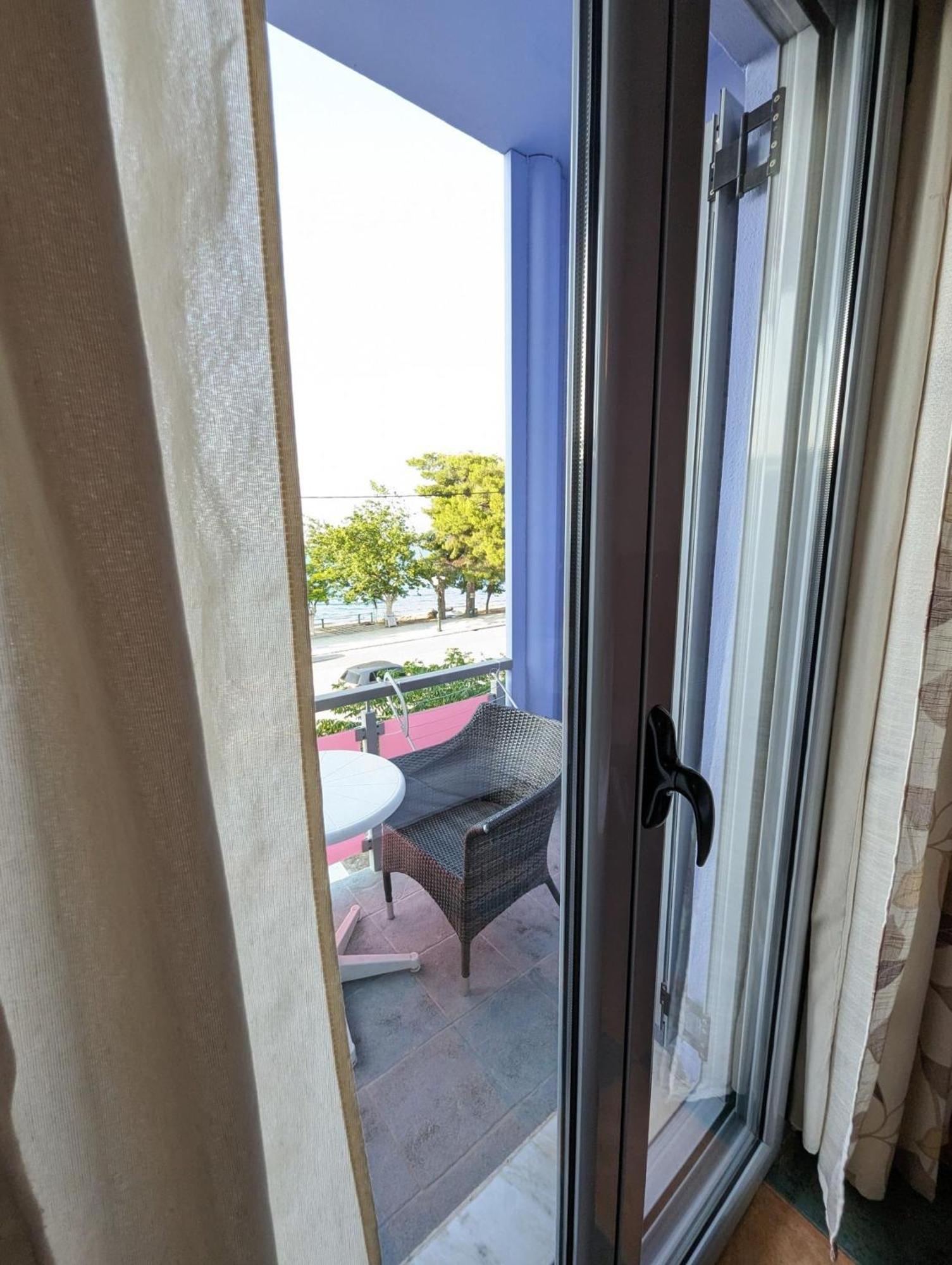 Okeania Seafront Rooms In Kamena Vourla Exteriör bild