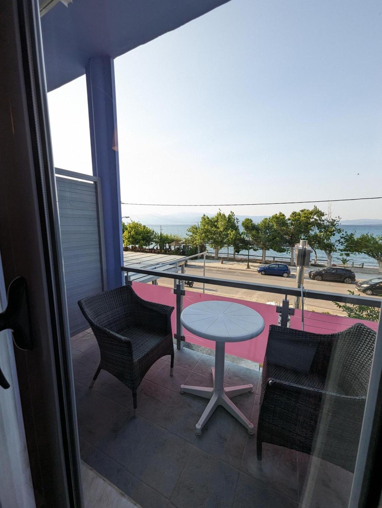 Okeania Seafront Rooms In Kamena Vourla Exteriör bild