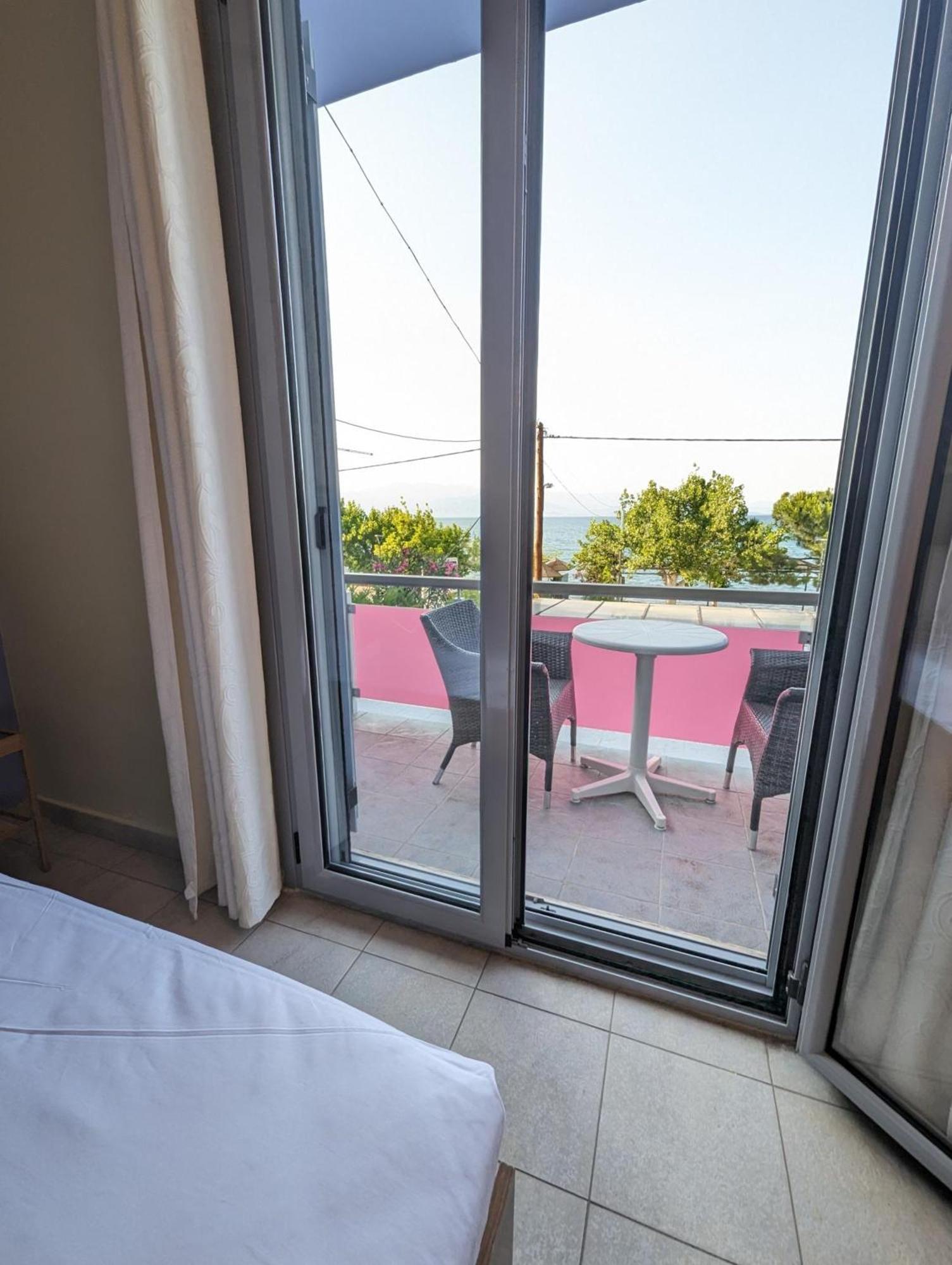 Okeania Seafront Rooms In Kamena Vourla Exteriör bild