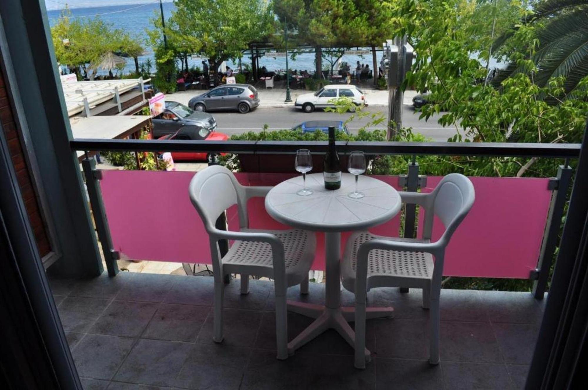 Okeania Seafront Rooms In Kamena Vourla Exteriör bild