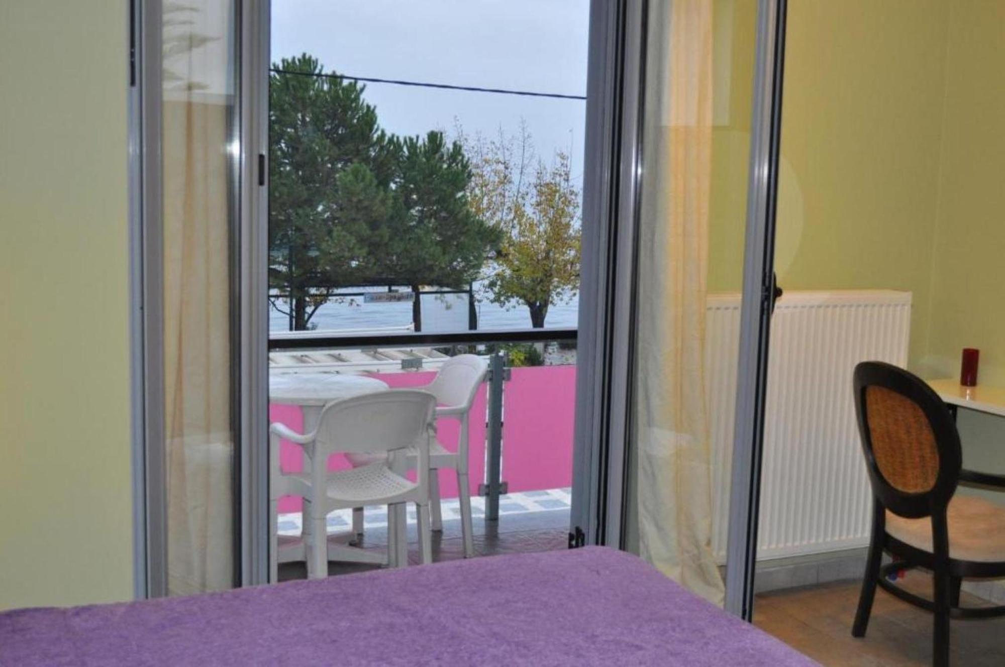Okeania Seafront Rooms In Kamena Vourla Exteriör bild