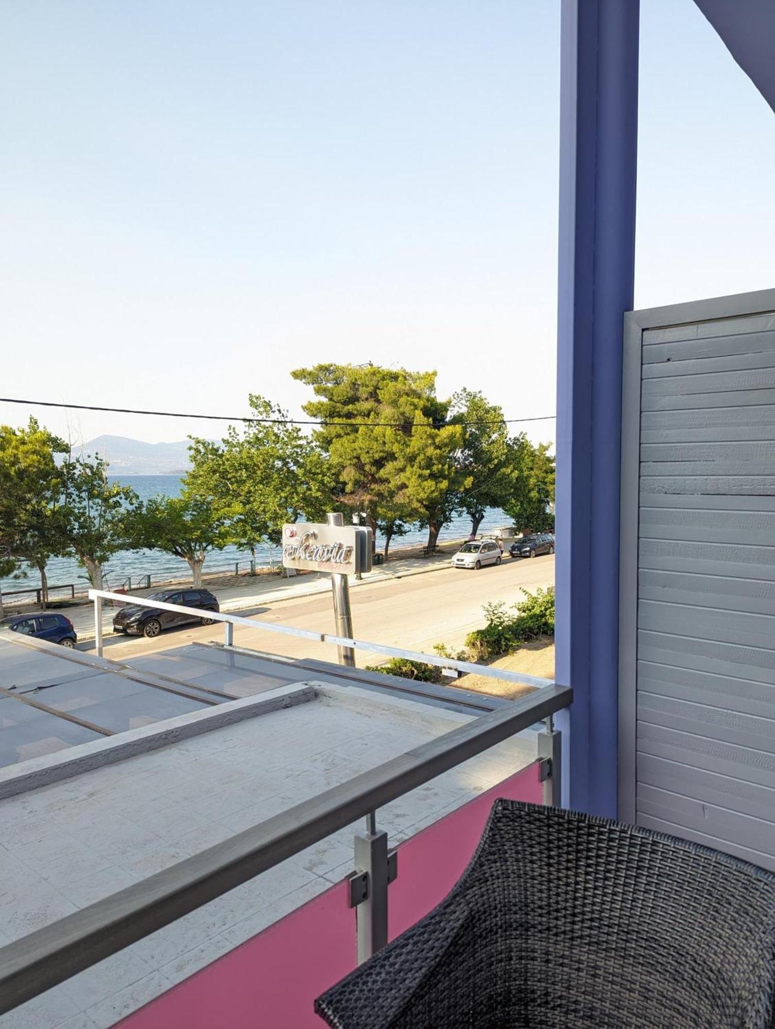 Okeania Seafront Rooms In Kamena Vourla Exteriör bild