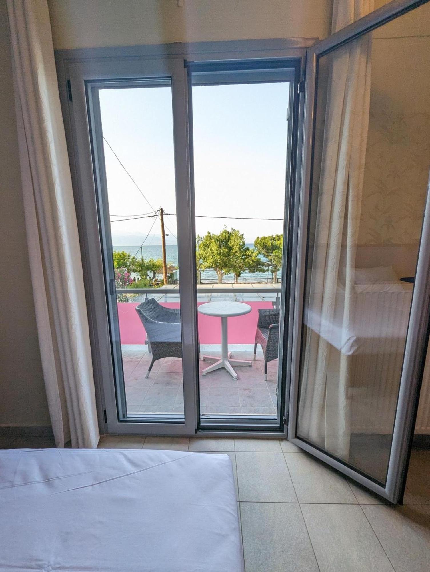 Okeania Seafront Rooms In Kamena Vourla Exteriör bild