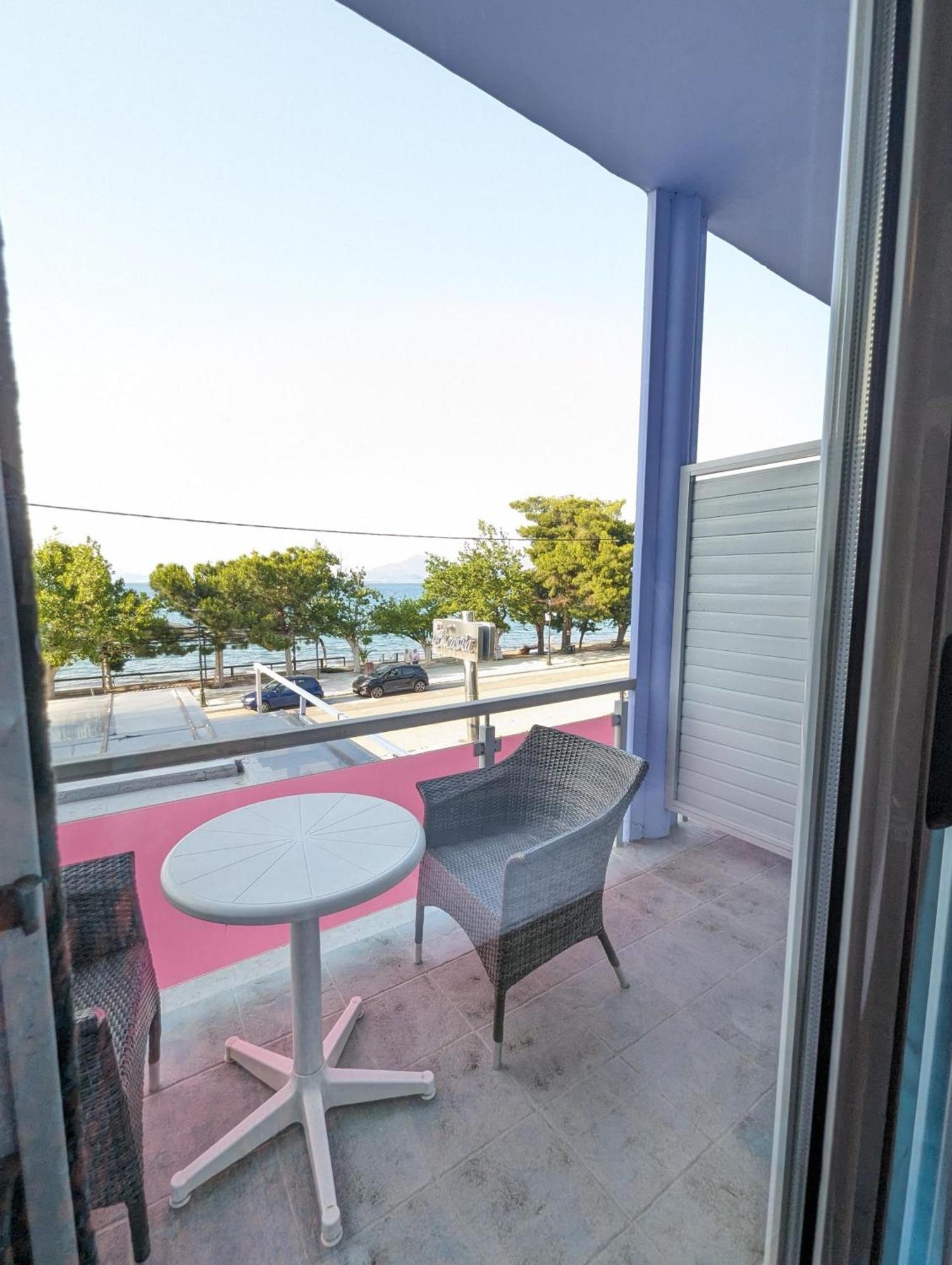 Okeania Seafront Rooms In Kamena Vourla Exteriör bild