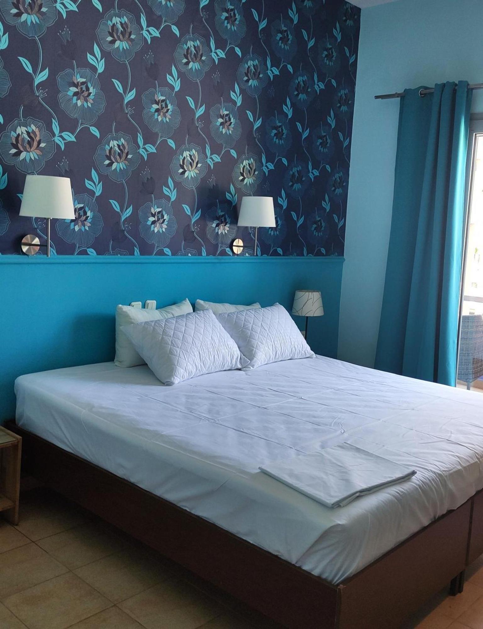 Okeania Seafront Rooms In Kamena Vourla Exteriör bild