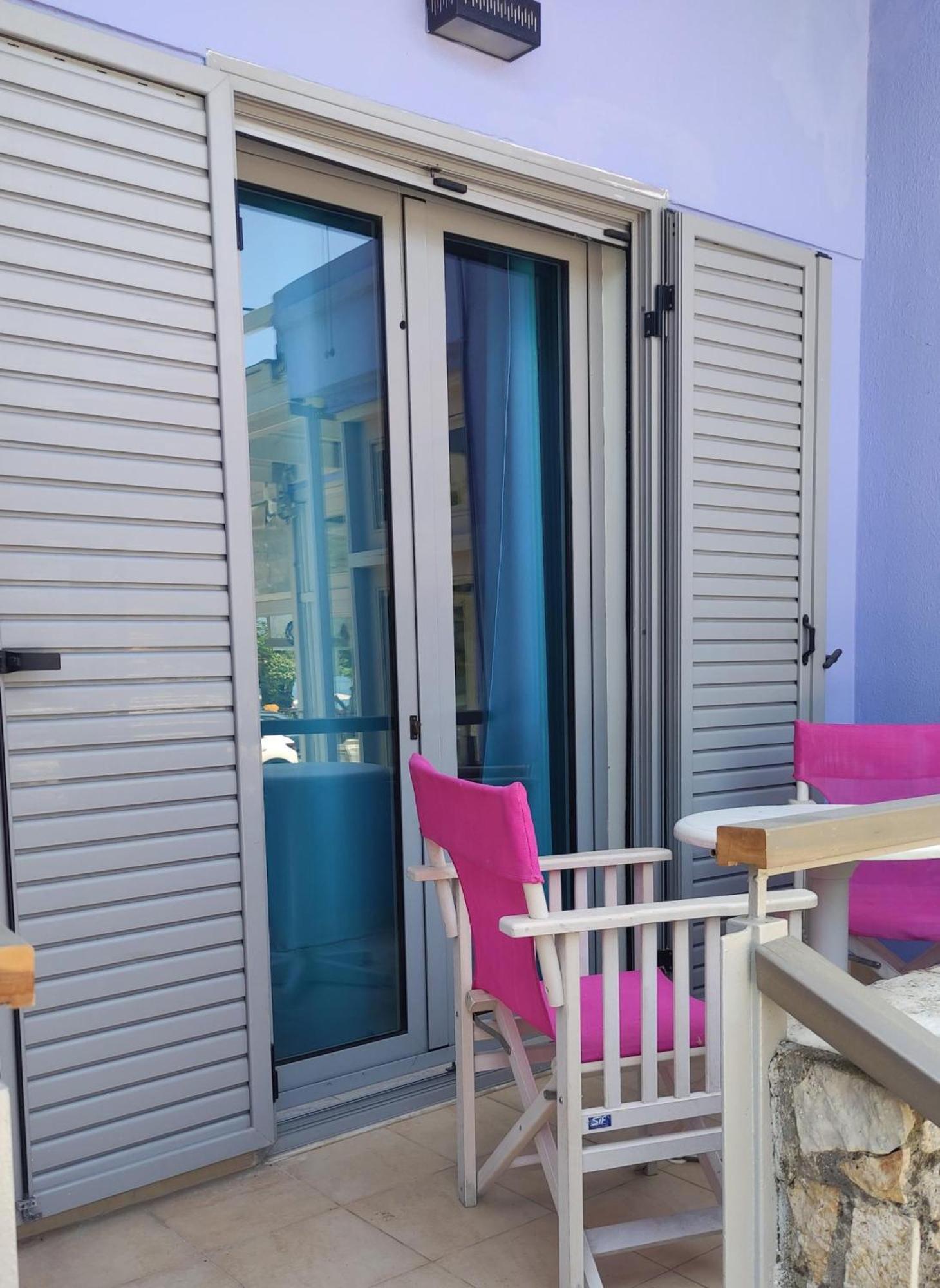 Okeania Seafront Rooms In Kamena Vourla Exteriör bild
