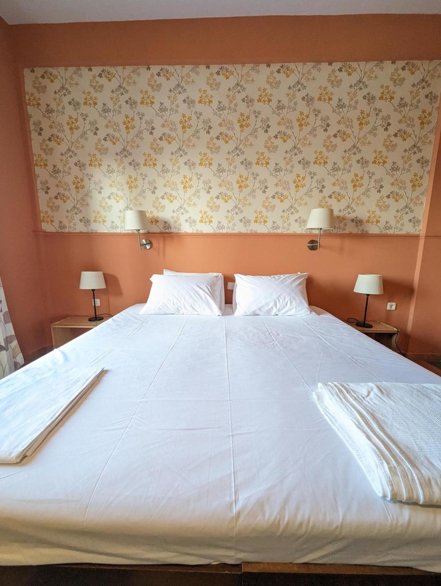 Okeania Seafront Rooms In Kamena Vourla Exteriör bild